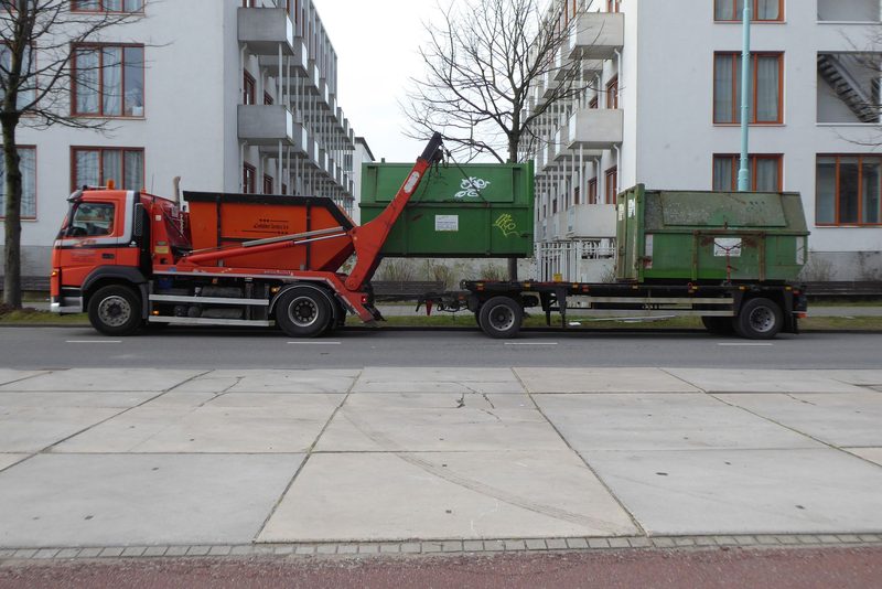 Kontejner na sídlišti při rekonstrukci bytu – Česká Třebová, Kontejner 3 m³ na parkovišti, výměna po naplnění