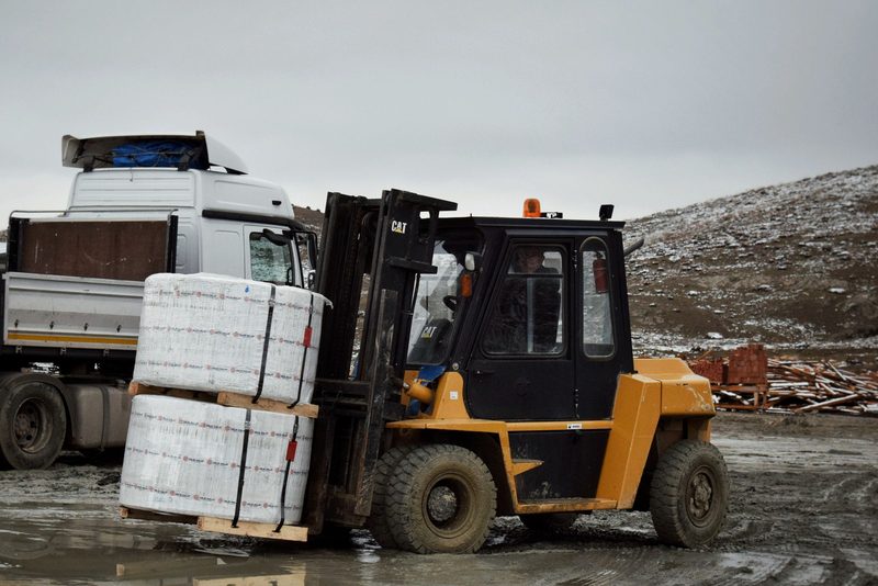 Dovoz cihel a stropních vložek na hrubou stavbu – Jevíčko, 12 palet z ze stavebnin, hydraulická ruka